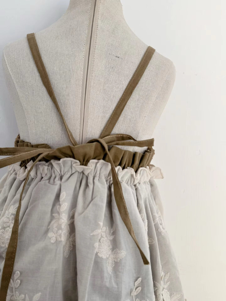 Pretty Princess sleeveless dress with Perfect details.